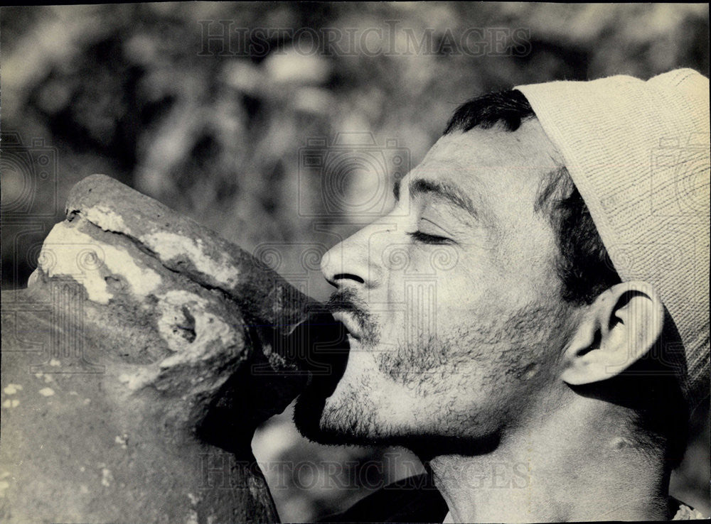 1990 Press Photo An Egyptian Man Enjoys A Drink Of Water At The Al Faiyum Oasis - Historic Images