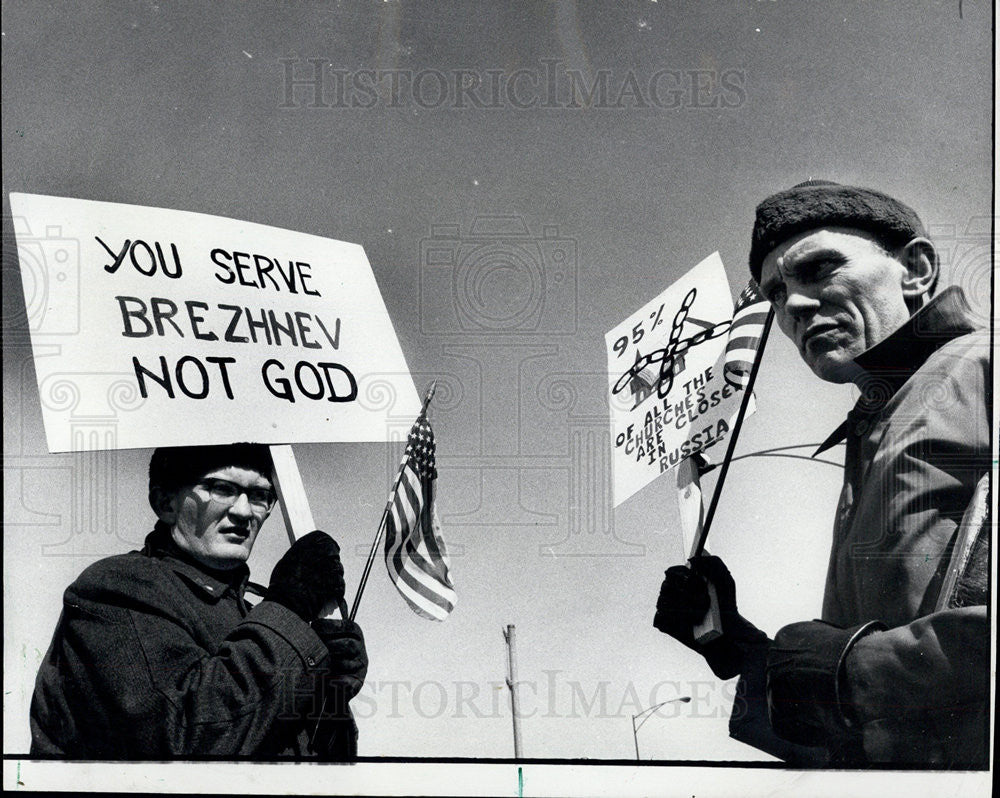 1975 Press Photo Picketers Protest The Chicago Visit Of 19 Soviet Churchmen - Historic Images