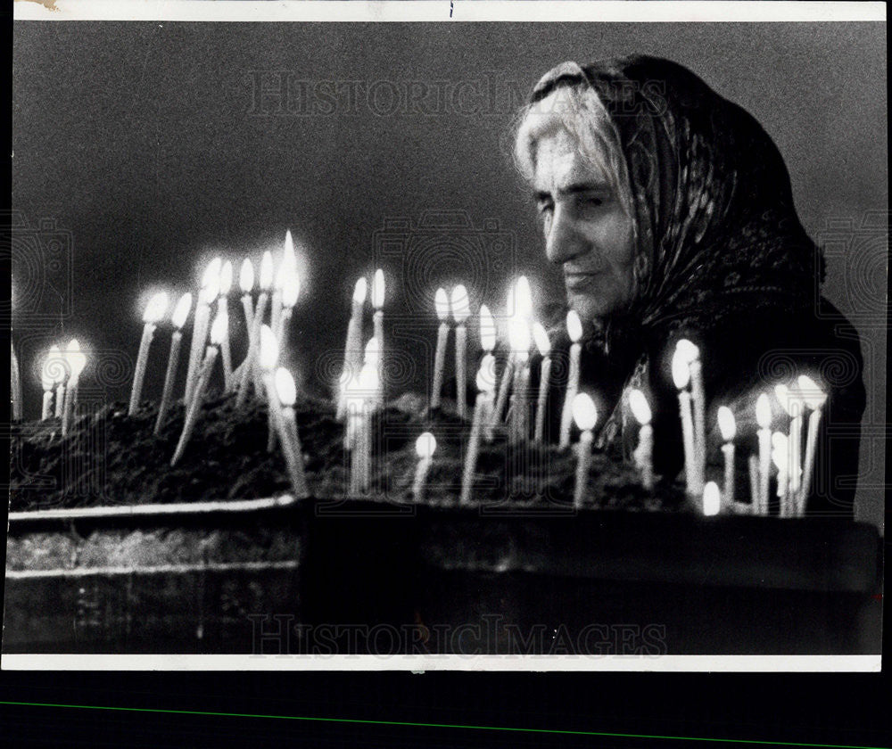 1978 Press Photo Worshiper in  Echmaidzim Cathedral Holy See Armenion Orthodox - Historic Images