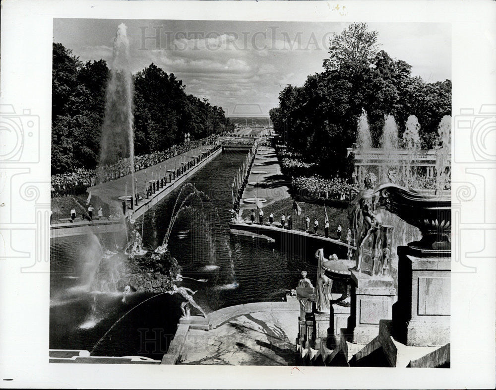 1976 Press Photo Fountains and Gilded Statues from the  Gardens of Peterhof - Historic Images