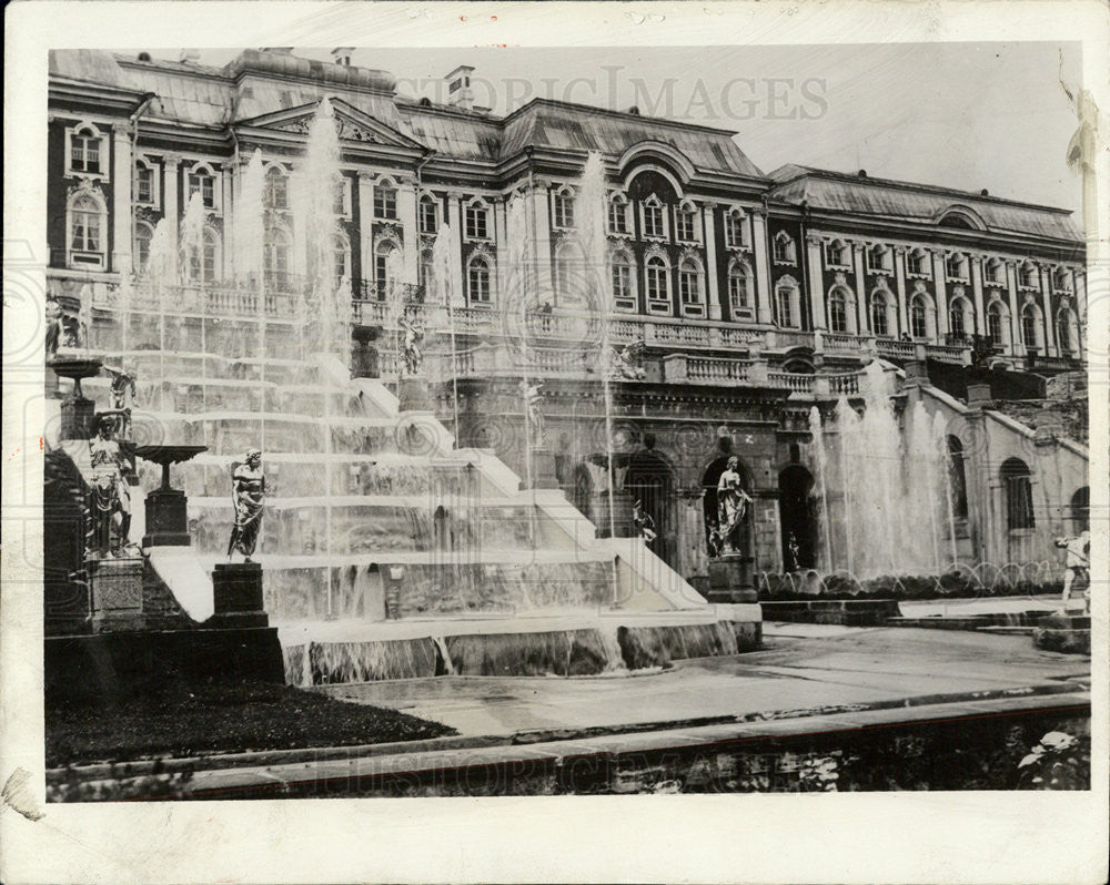 1961 Press Photo Peterhof Fountains In The Leningrad Suburbs - Historic Images