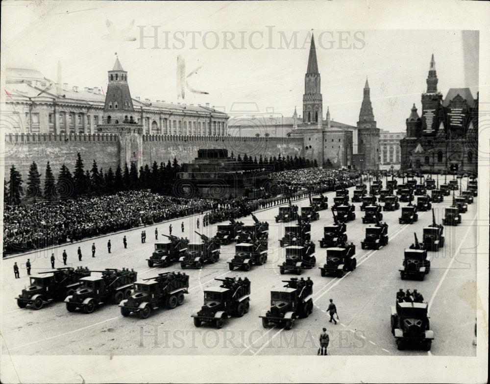 1940 Press Photo Artillery Units Pass Through Red Square - May Day Celebration - Historic Images