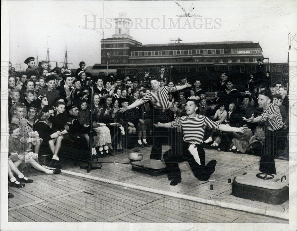 1955 Press Photo  Folk Dance Exhibition Russian Sailor - Historic Images