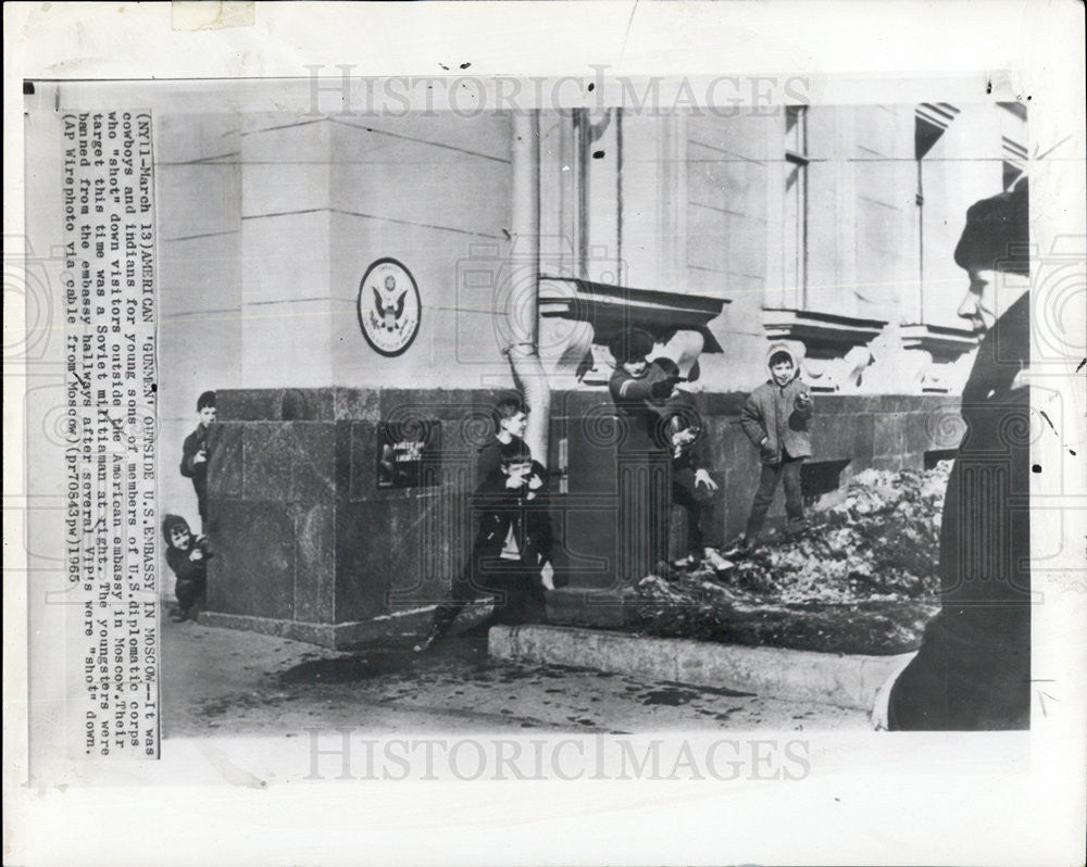 1965 Press Photo American Gunmen Outside US Embassy Moscow - Historic Images