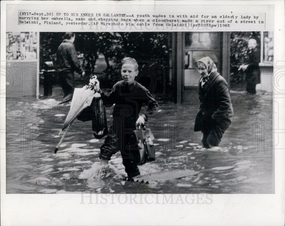 1985 Press Photo Helsinki, Finland, A boy helping old woman - Historic Images