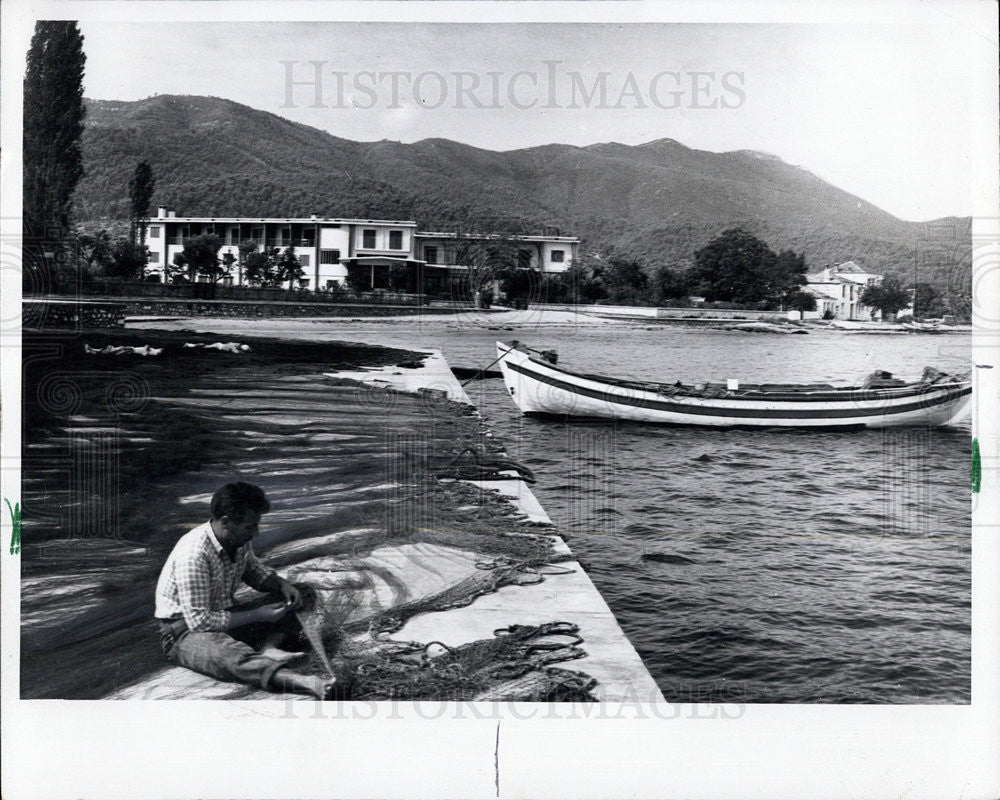 1972 Press Photo Fisherman Mending Nets, Island of Thassos, Greece - Historic Images