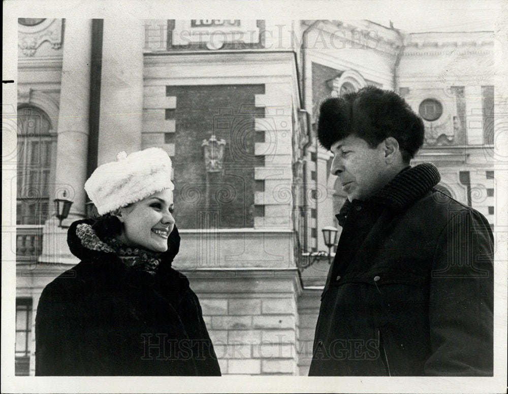 1966 Press Photo Siberia; Young Actress with NBC Correspondent - Historic Images