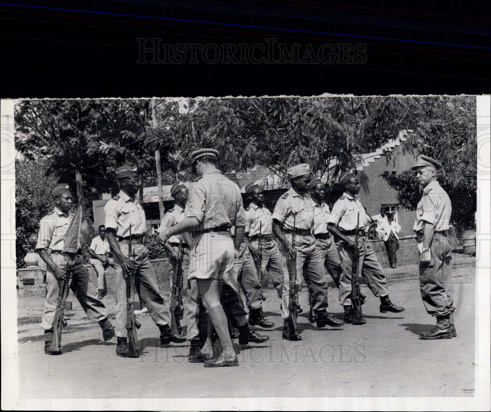 1962 Press Photo Belgian Officers with Rwandan Soldiers - Historic Images