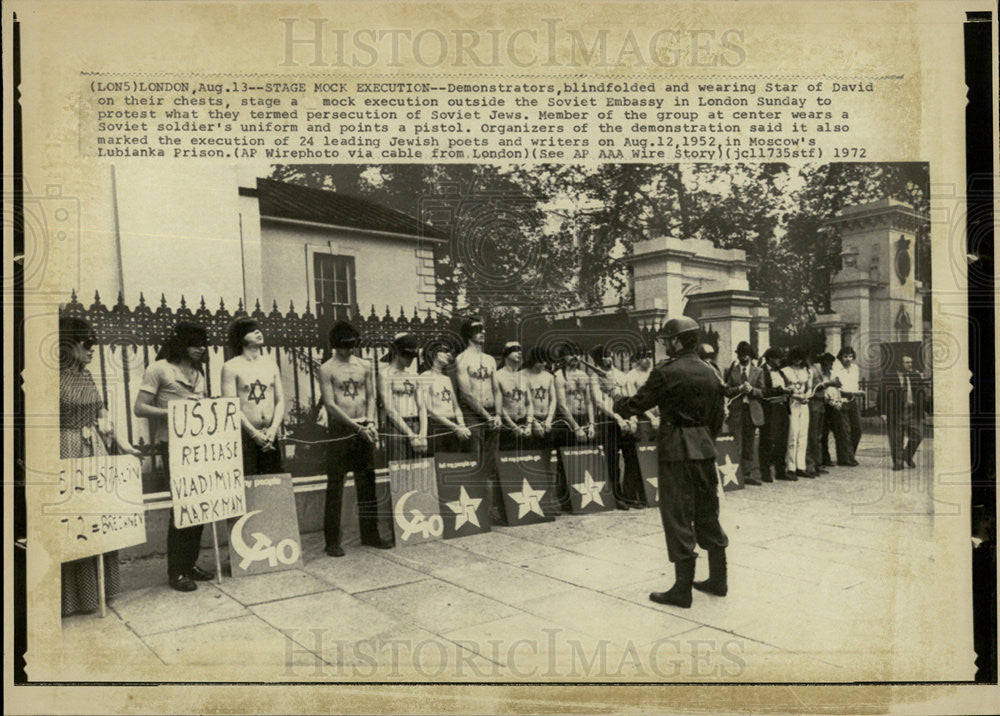 1972 Press Photo Demonstrators Mock Execution Soviet Embassy London - Historic Images