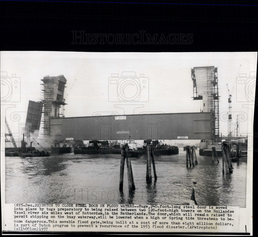 1957 Press Photo Flood Door Installation,  Hollandse Yssel River, Netherlands - Historic Images