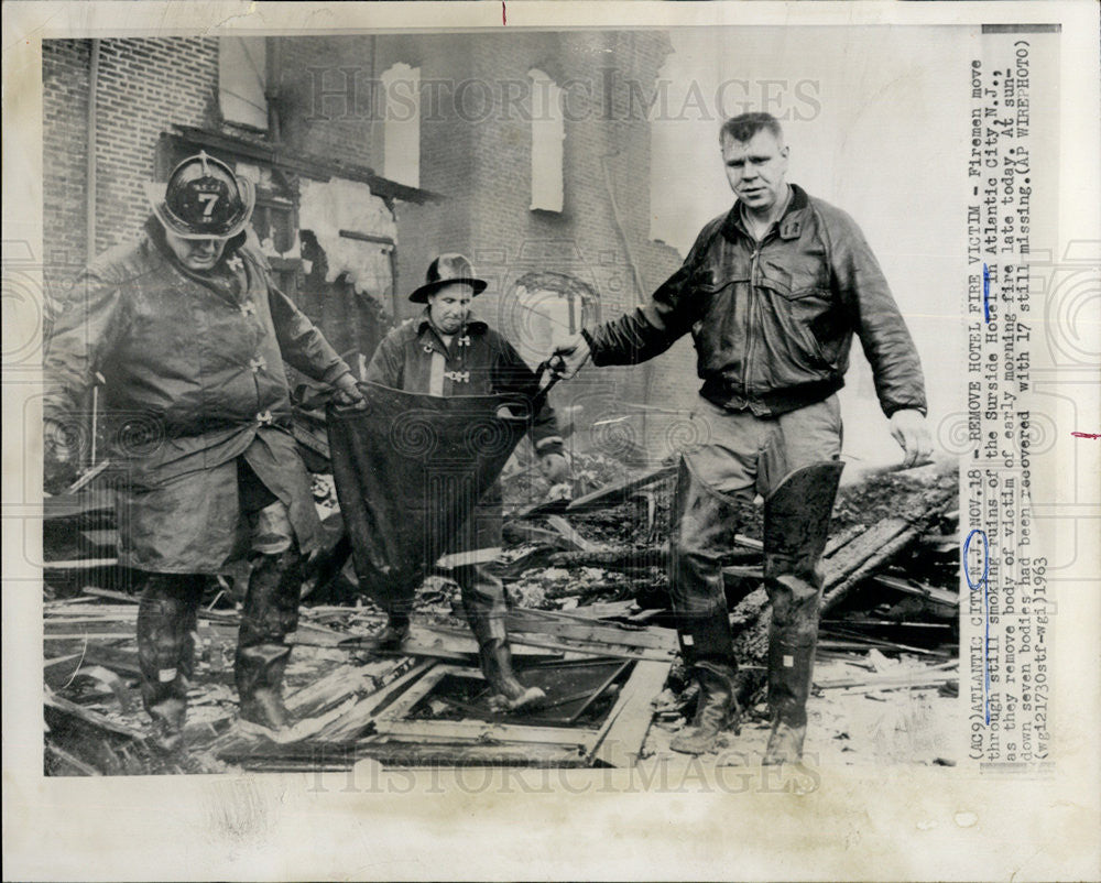 1963 Press Photo Firemen in Ruins of Surside Hotel, Atlantic City, New Jersey - Historic Images