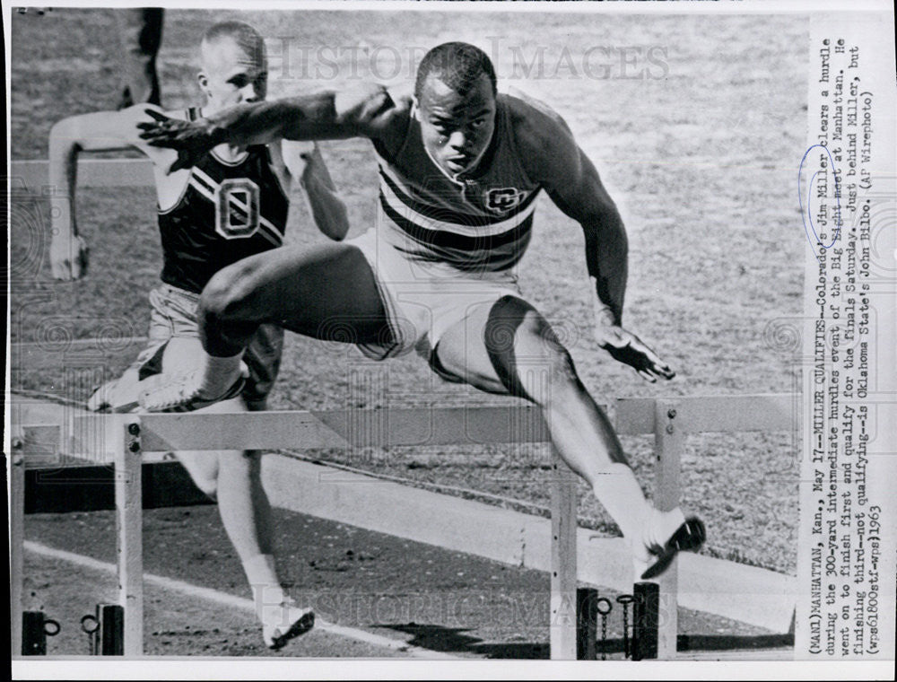 1963 Press Photo Jim Miller and John Bilbo in the 300 yard high hurdles - Historic Images