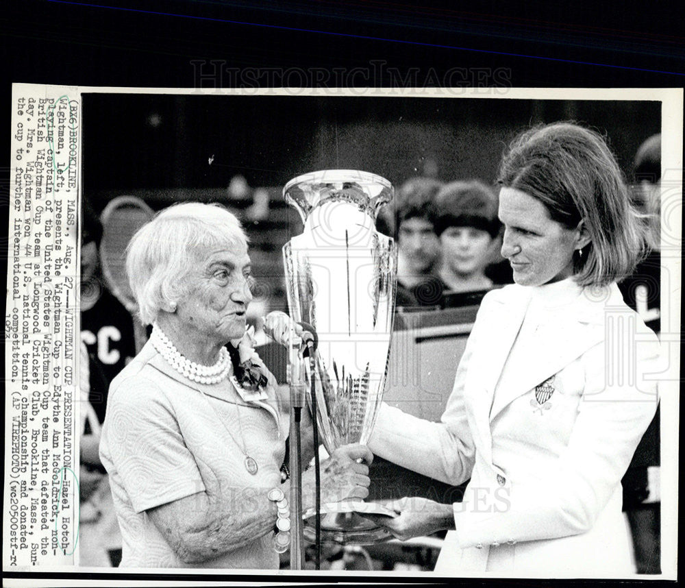 1973 Press Photo Hazel Hotch-Wightman presents trophy to Edythe Ann McGoldrick - Historic Images