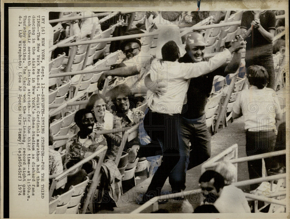 1974 Press Photo Seventh inning stretch at NY Mets vs St Louis Cardinal game - Historic Images