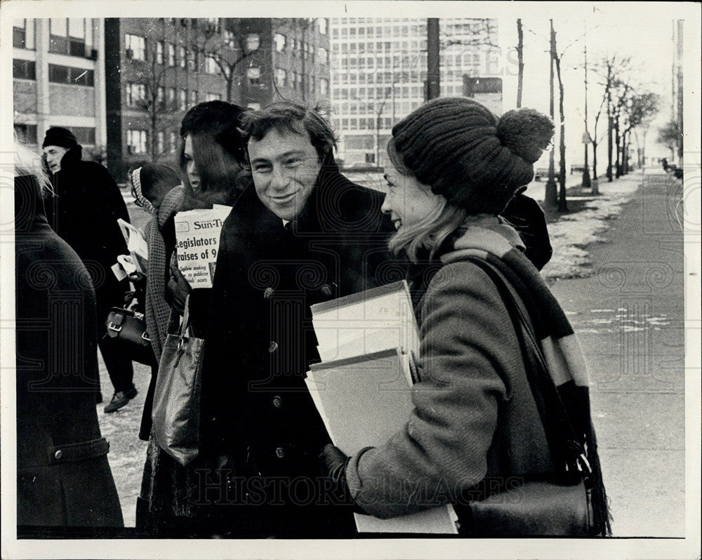 1971 Press Photo Ald. Bill Singer visiting daily bus stop bidding re-election. - Historic Images