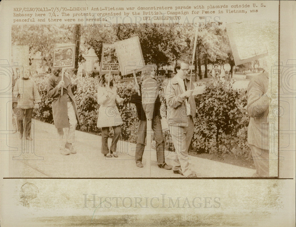 1970 Press Photo Anti-Vietnam war demonstrators Outside U.S. Embassy. - Historic Images