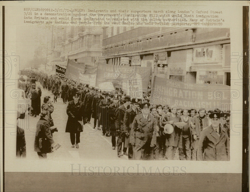 1971 Press Photo immigrants and others on London&#39;s Oxford Street protest - Historic Images