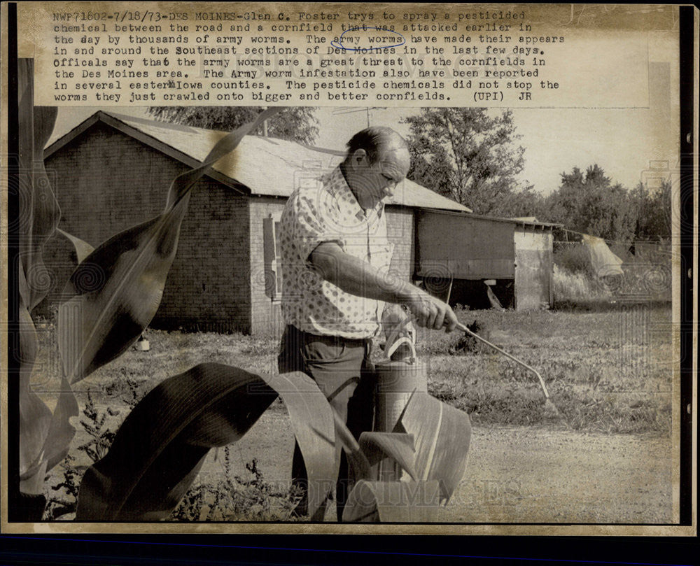 1973 Press Photo Glen C Foster sprays pesticide to stop army worms - Historic Images