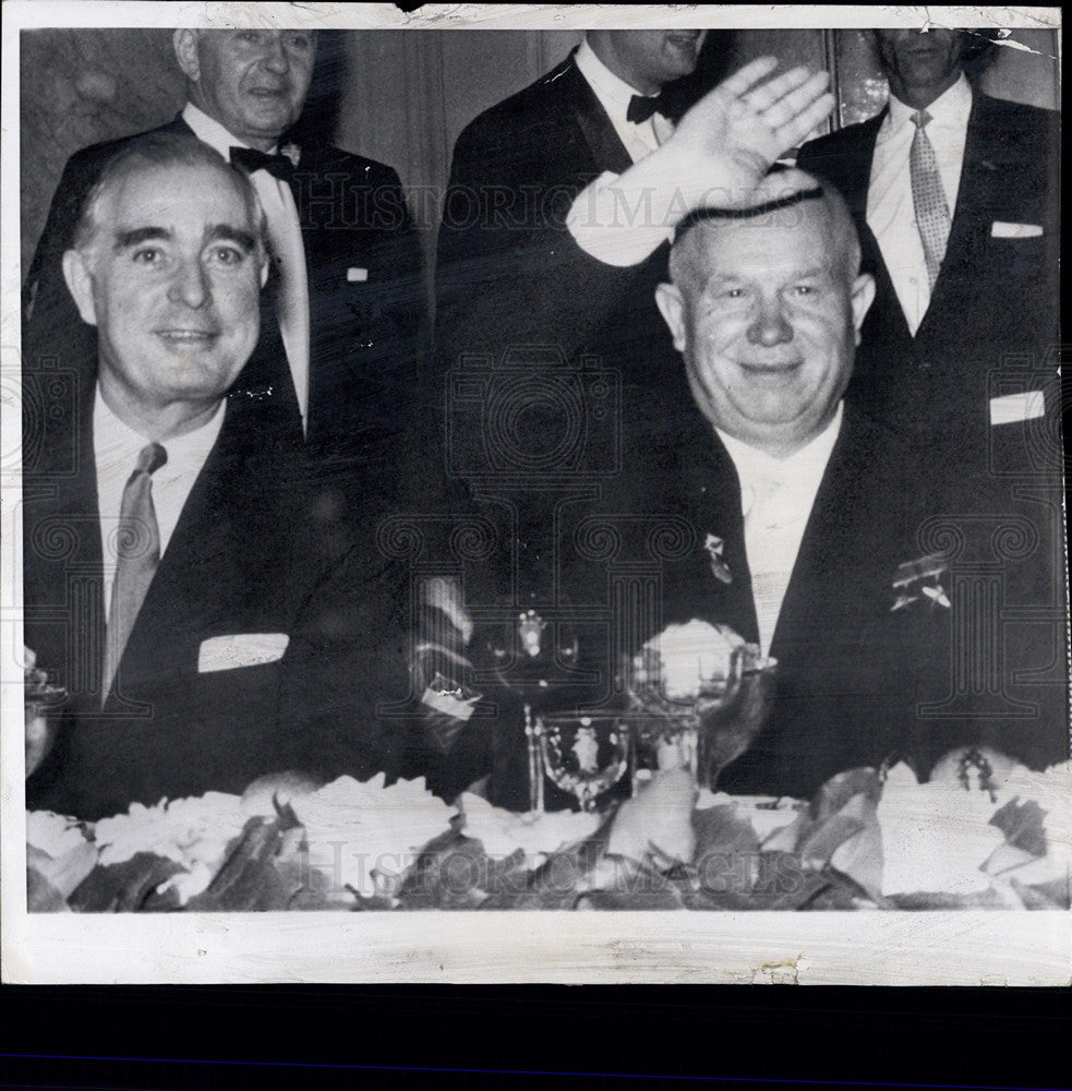 1959 Press Photo Soviet Premier Khrushchev waves from seat of honor civic dinner - Historic Images