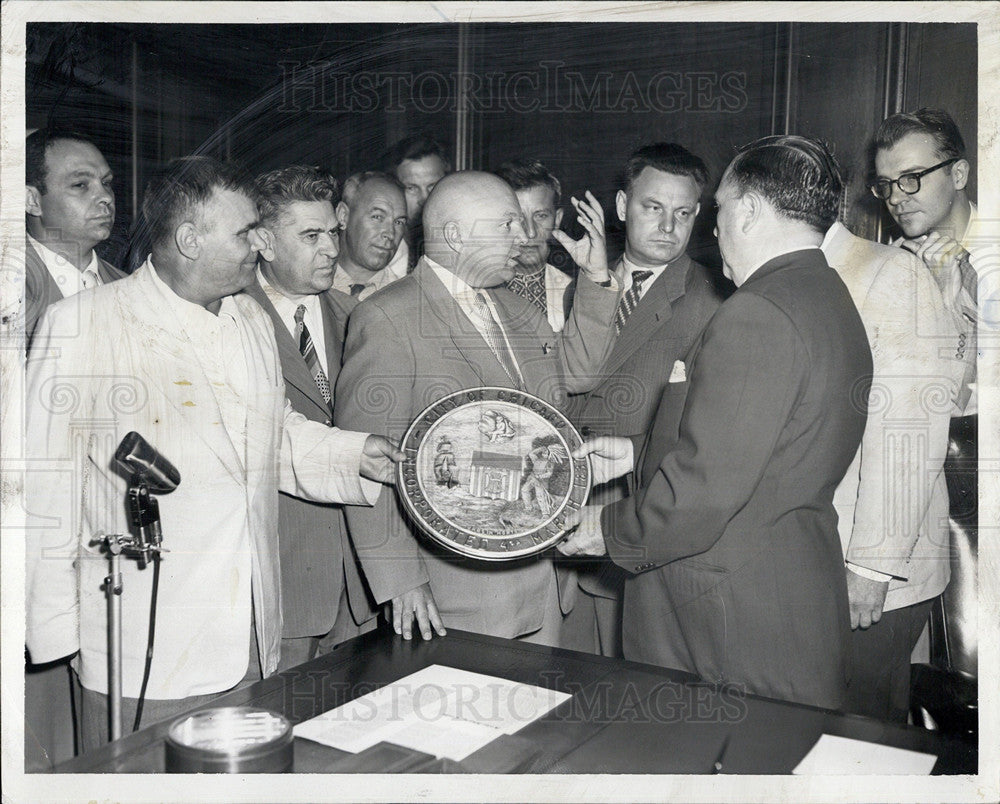 1955 Press Photo Soviet Farmers Welcomed To Chicago By Mayor Richard Daley Seal - Historic Images