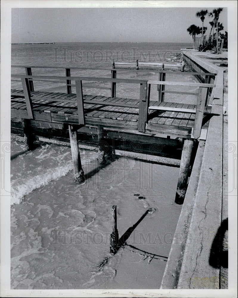 1983 Press Photo Wooden pier from a resort in Sand Key, Florida - Historic Images