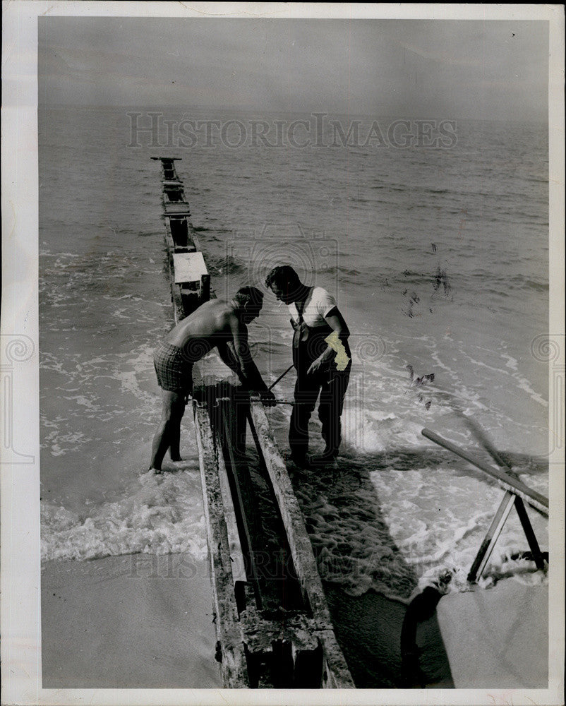 1965 Press Photo Erosion tests along the beach in Treasure Island, Florida - Historic Images