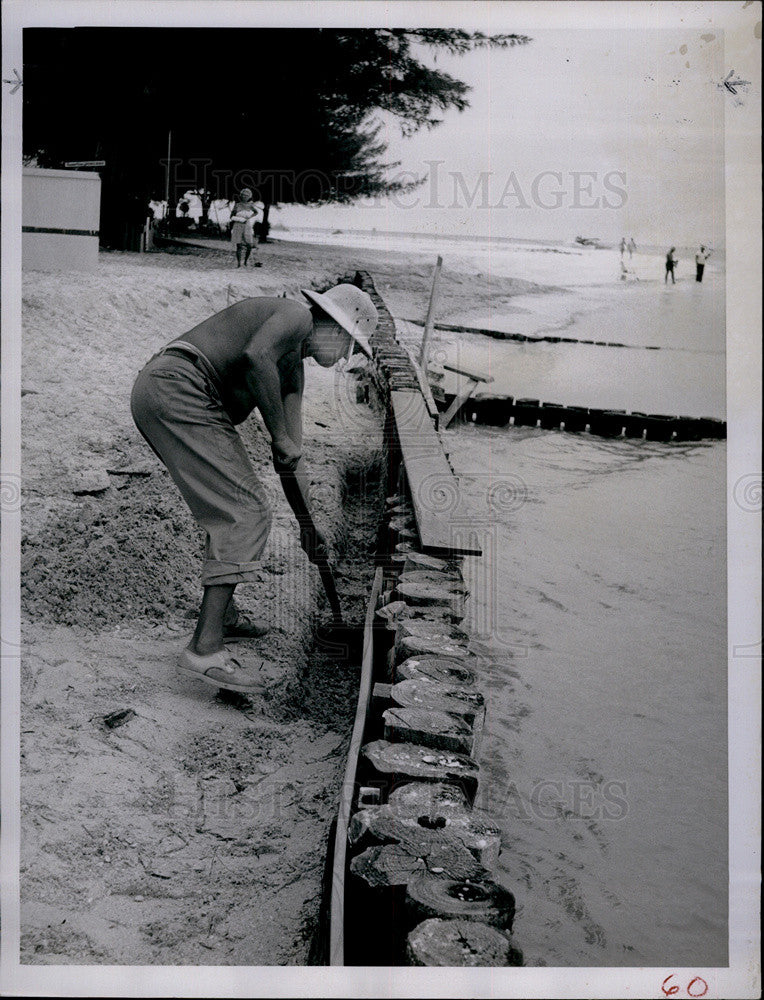 1960 Press Photo Worker Fights Beach Erosion near John&#39;s Pass Gorge, Florida - Historic Images