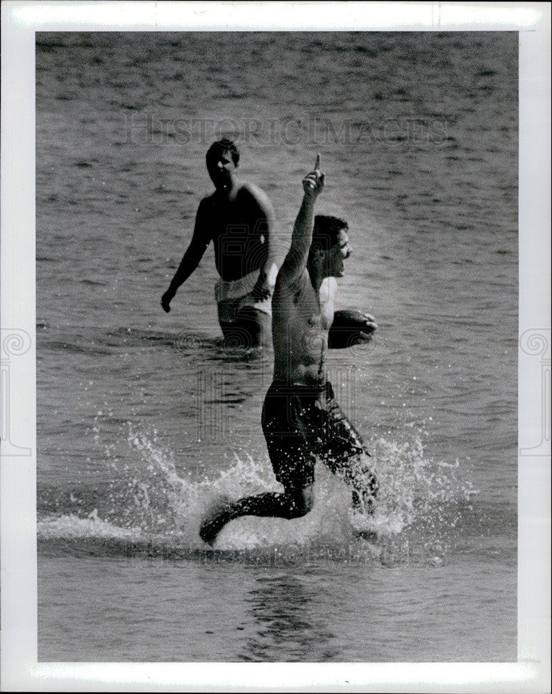 1989 Press Photo Teens Play Beach Football at Fred Howard Park, Tarpon Springs - Historic Images