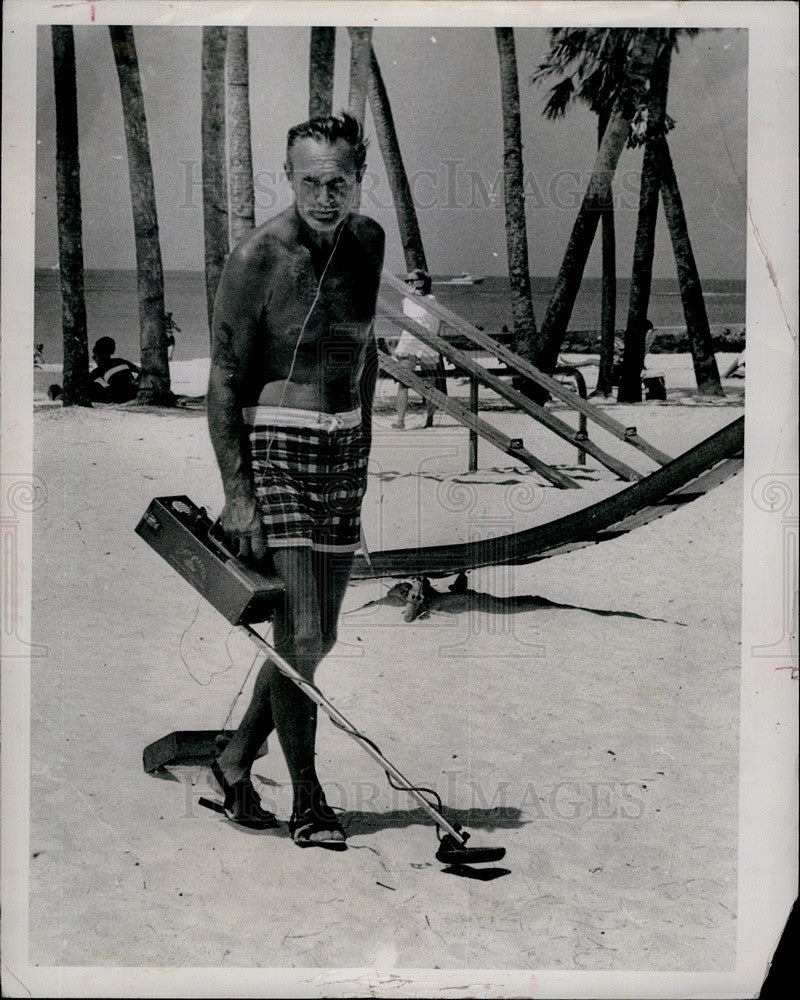 1972 Press Photo A beachcomber with metal dectector in Fla - Historic Images