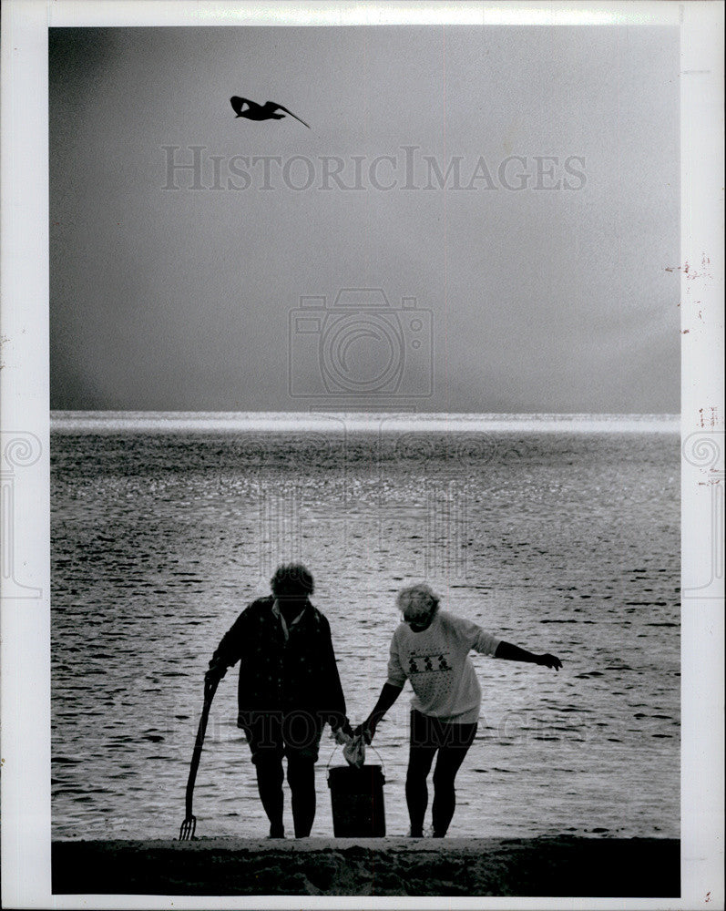 1989 Press Photo Mary Eastes Marge Cummings Clam Digging Pinellas Bay Florida - Historic Images