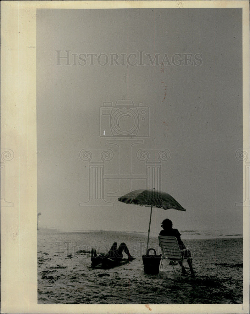 1991 Press Photo Mild weather got B Giltner and son Bill to Pinellas Co beach in Fla - Historic Images