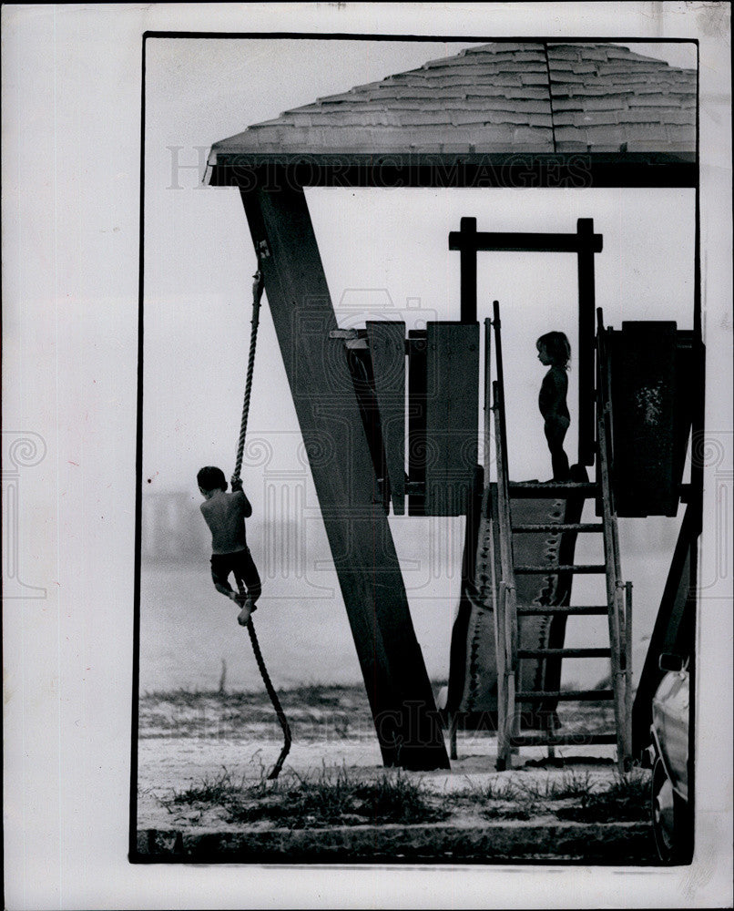 1981 Press Photo Tony Garland and friend play on Florida beach - Historic Images