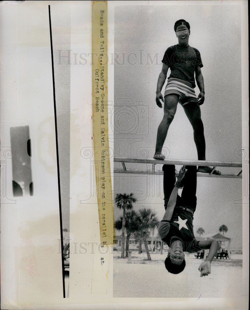 1972 Press Photo Standley Greene Calvin Robinson Play Gulfport Beach Florida - Historic Images