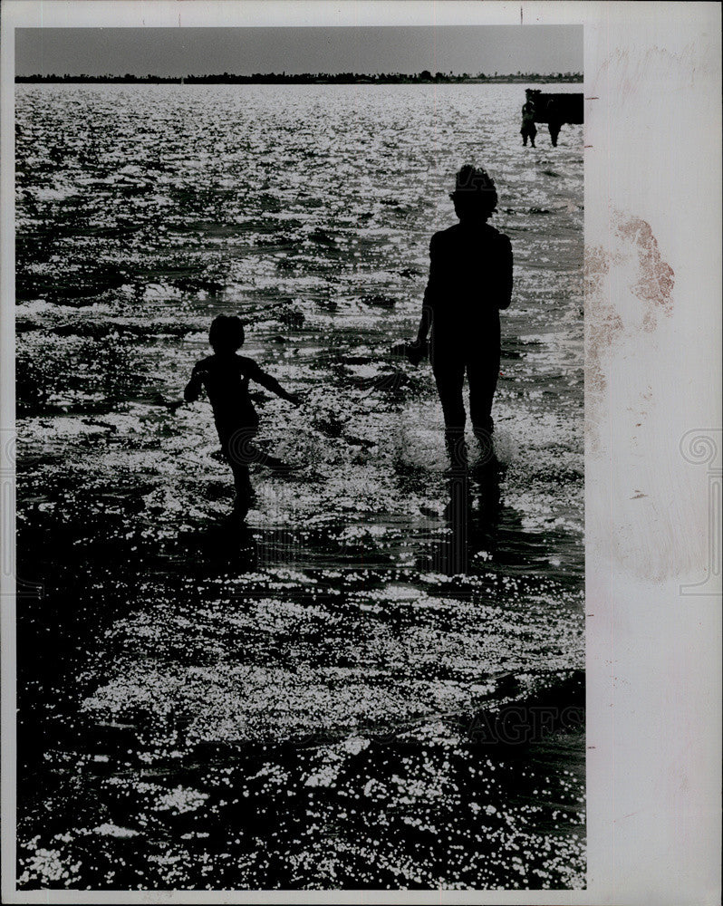 1984 Press Photo Kerri Leonhard Mother Deborah Surf Shore Gulfport Beach Florida - Historic Images