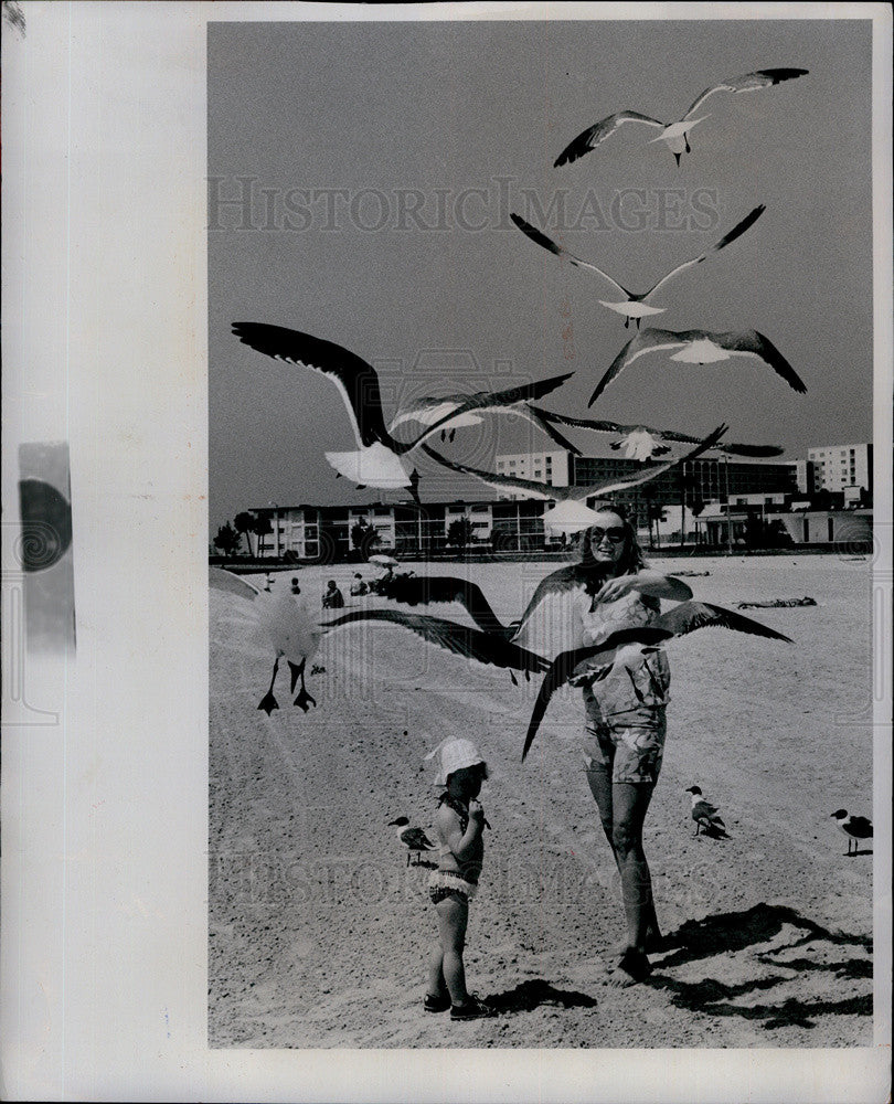 1976 Press Photo C McAllister and Daaughter Molly on beach with seagulls - Historic Images