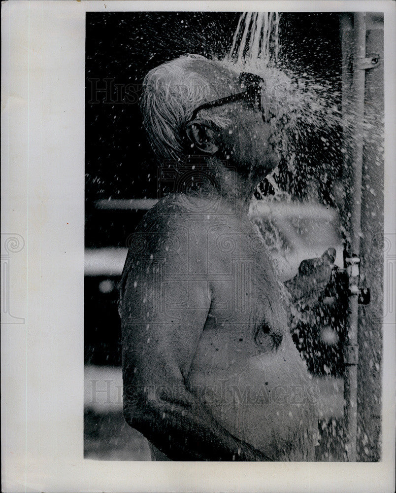 1976 Press Photo Beach showers - Historic Images