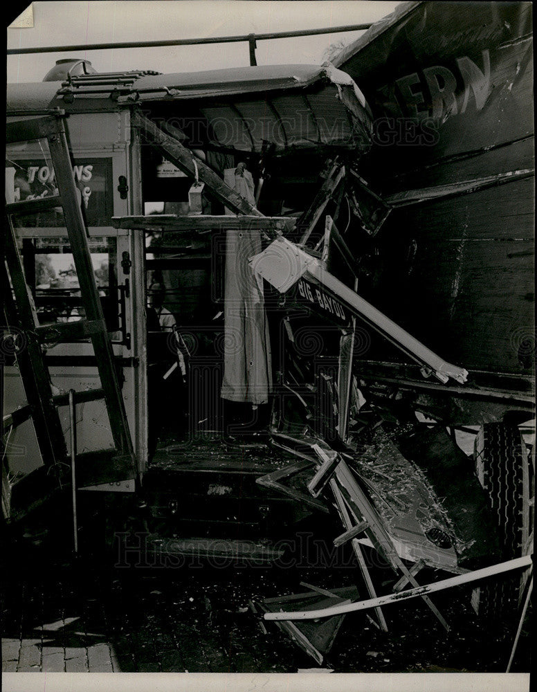 1944 Press Photo wreck - Historic Images