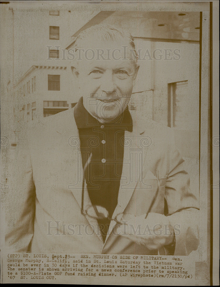 1967 Press Photo Sen. George Murphy, R-Calif. preps to speak at a fundraiser - Historic Images