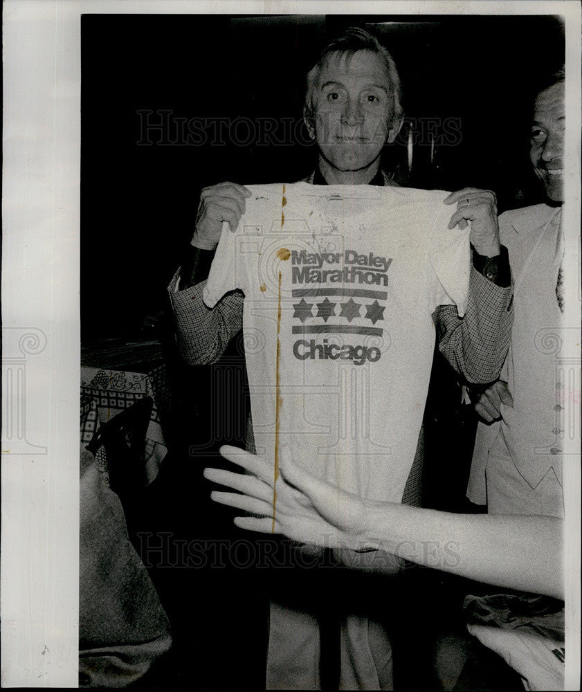 1977 Press Photo Actor Kirk Douglas Mayor Daley Tshirt - Historic Images