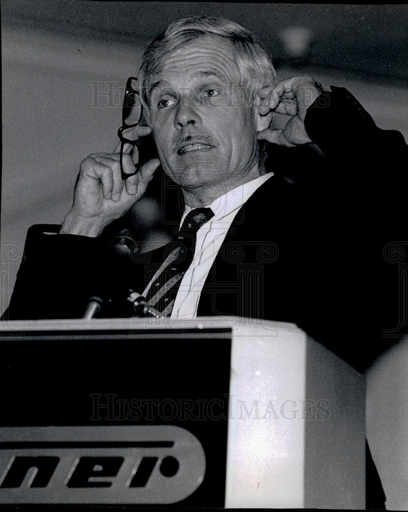 1991 Press Photo Entertainment Mogul Ted Turner speaks at a luncheon. - Historic Images