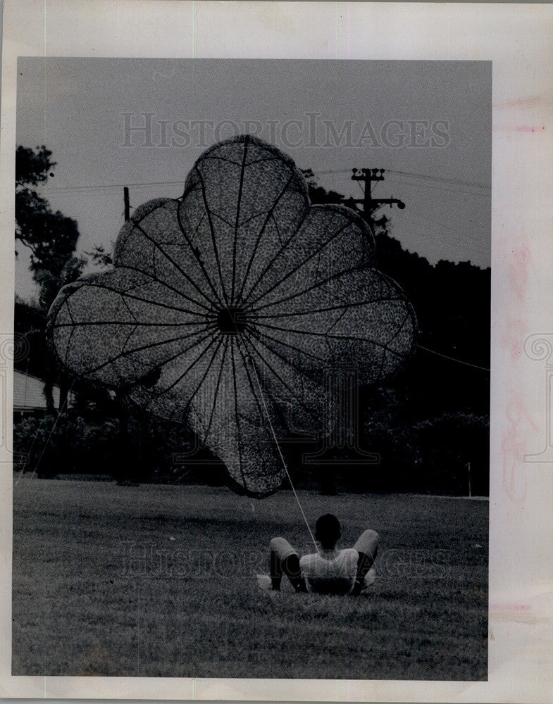 1968 Press Photo Hurrican Abby&#39;s winds allow some chute fun - Historic Images