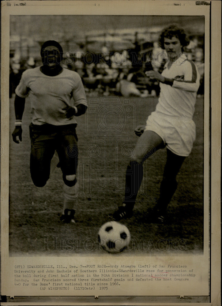 1975 Press Photo Ardy Atuegbu of San Fran U and John Zacheis of S U play soccer - Historic Images