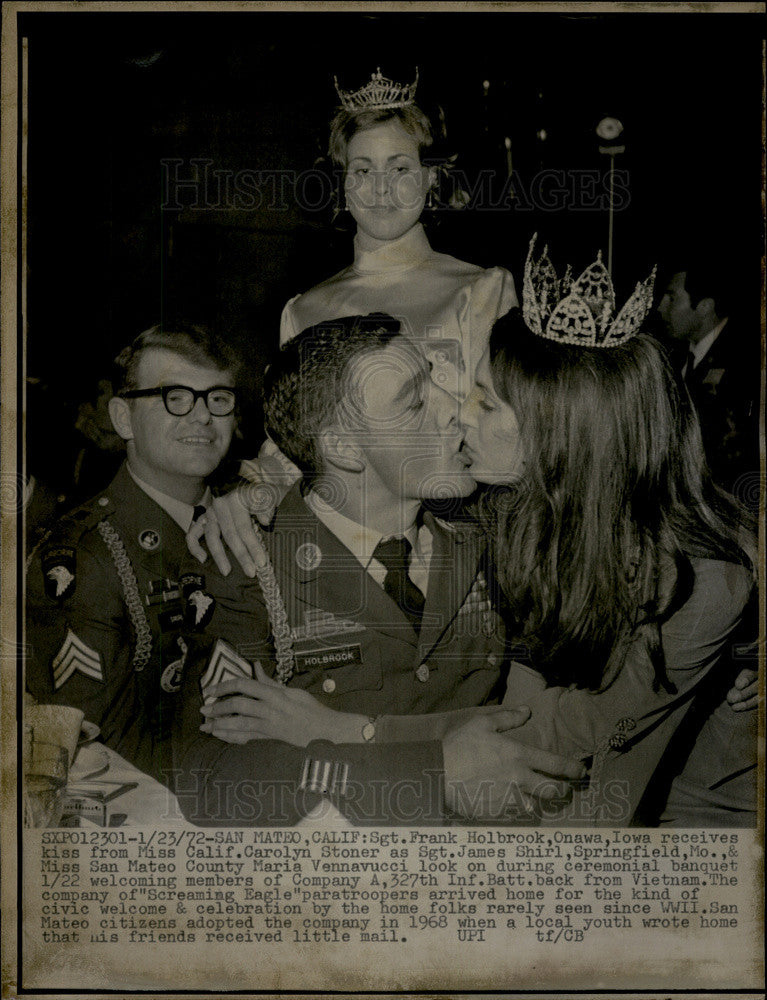 1972 Press Photo Sgt Frank Holbrook Kisses Miss California Carolyn Stoner-Banque - Historic Images