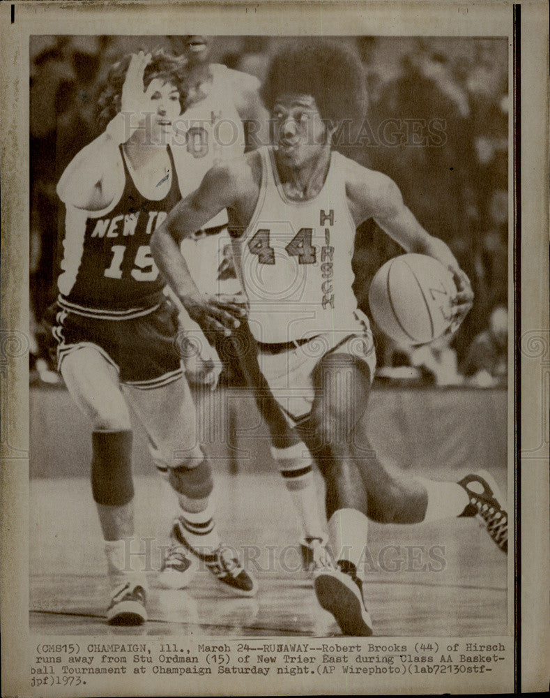 1973 Press Photo Robert Brooks Of Hirch Runs From Stu Ordman Of New trier - Historic Images