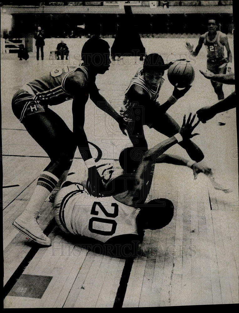 1973 Press Photo Hirsch High School Basketball Greg Allen Greg Jones Farragut - Historic Images