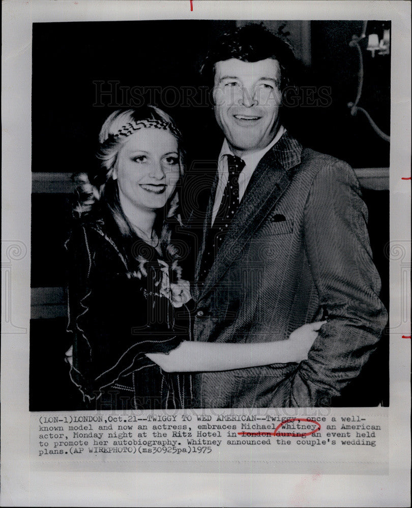 1975 Press Photo Twiggy Model Actress Michael Whitney American Actor Ritz Hotel - Historic Images