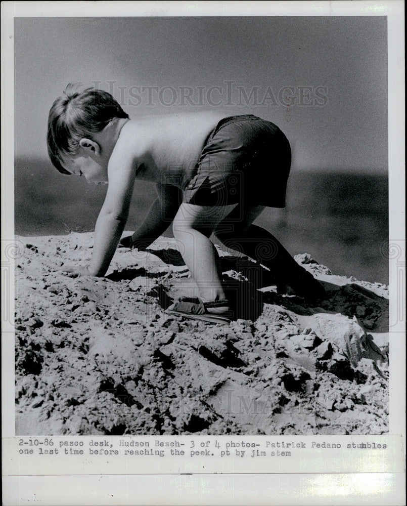 1986 Press Photo Patrick Pedano Hudsons Beach Climb Dunes - Historic Images