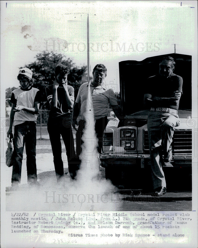 1982 Press Photo Crystal River Middle School Model Rocket Club Launch Rocket - Historic Images