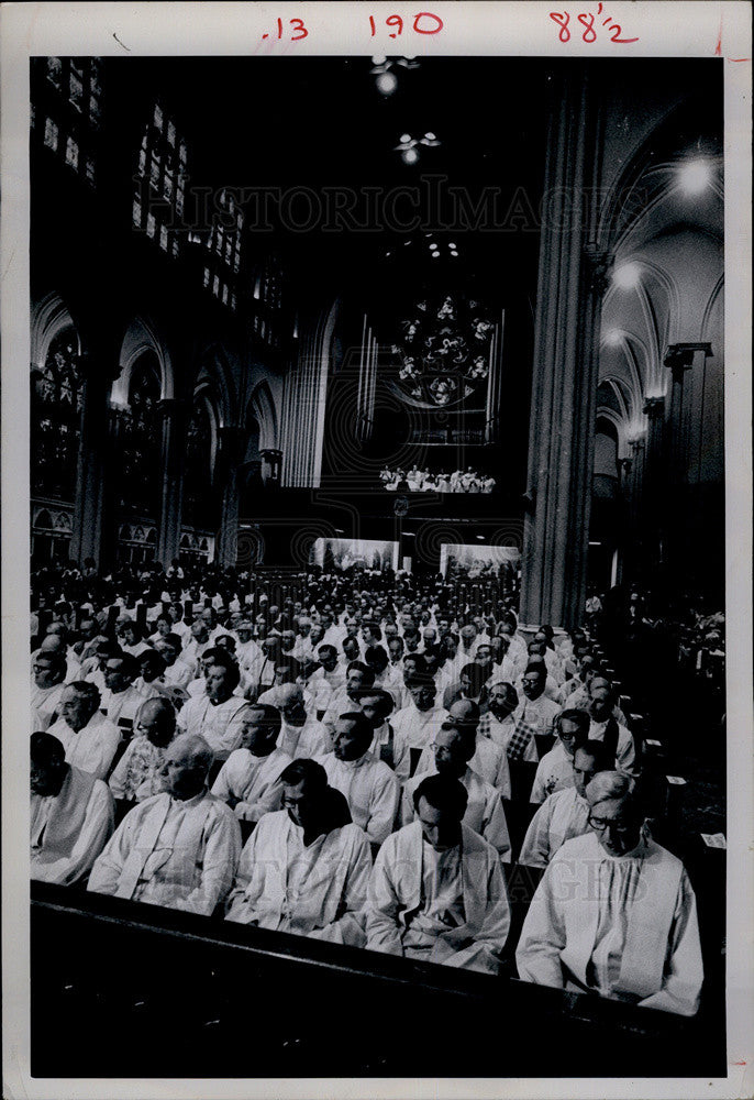 1974 Press Photo Clergy, Nuns, And Lay Persons Listen To Rev. Patricio Flores - Historic Images