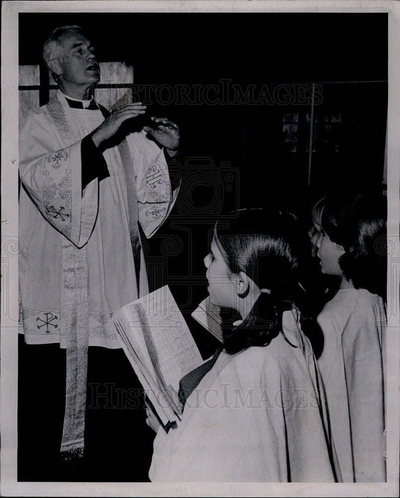 1970 Press Photo MSGR Richard C Heister Leads Choir Christmas Mass Rehearsal - Historic Images